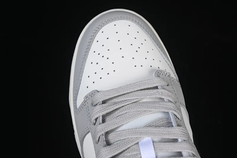 All categories Nk SB Dunk series Nk SB Dunk Low low-top sneakers Nike SB Dunk Low white, black and gray low-top casual sneakers IB3079-101